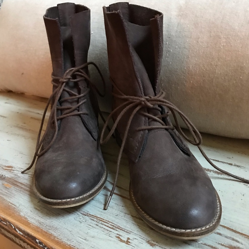Steve Madden Soluri Brown Suede Chukka Boots